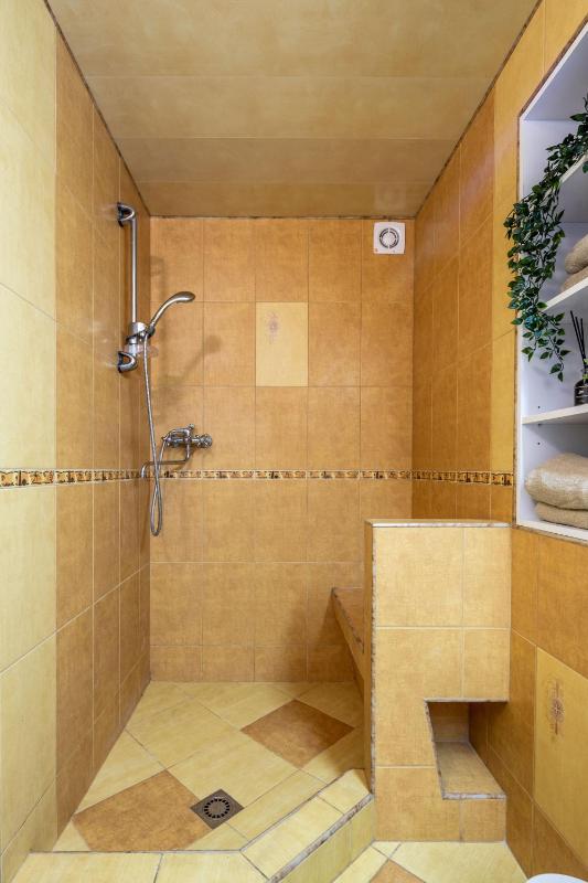 Studio - Split Level image 4