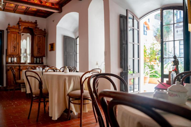 El Hotel de Su Merced - image 12