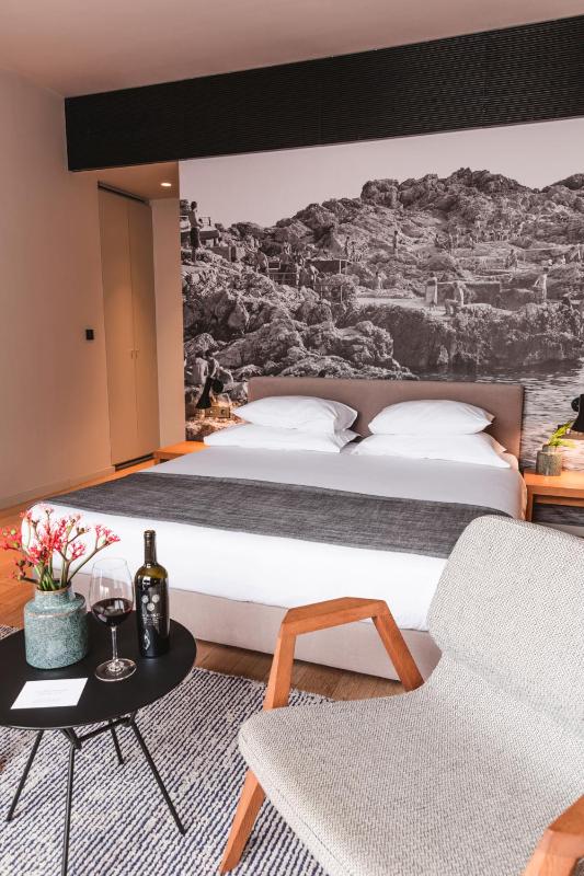Deluxe Double Room with Balcony image 2