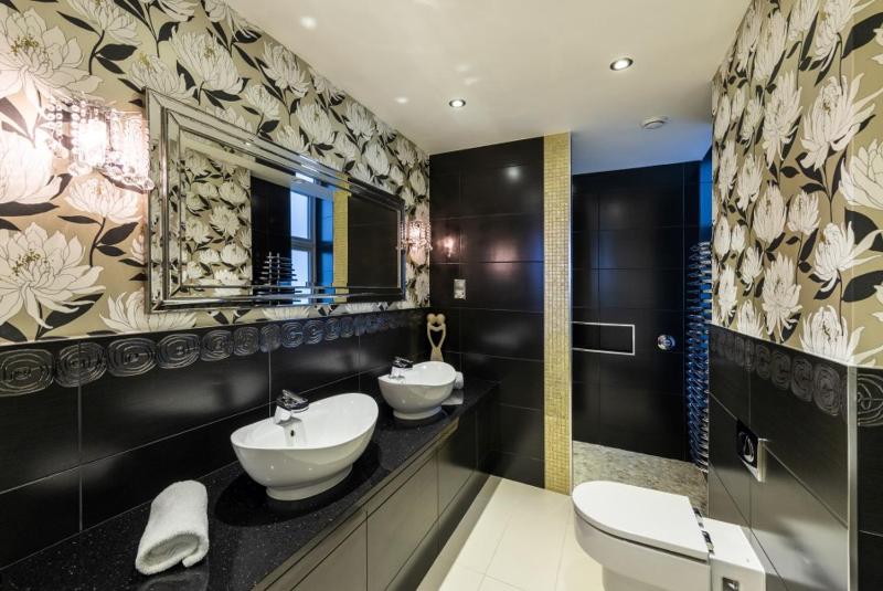 Ultimate Luxury Room 2 with Double Spa Bath image 4
