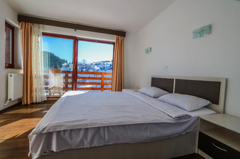 Double Room with Balcony image 4
