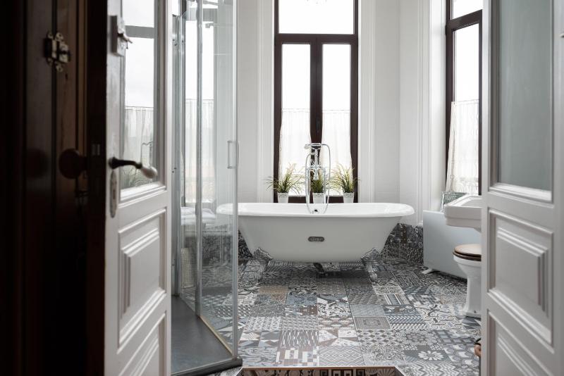 Deluxe Suite with Sea View image 2