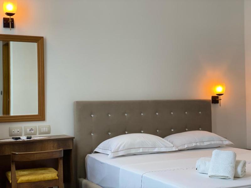 Small Double Room image 4