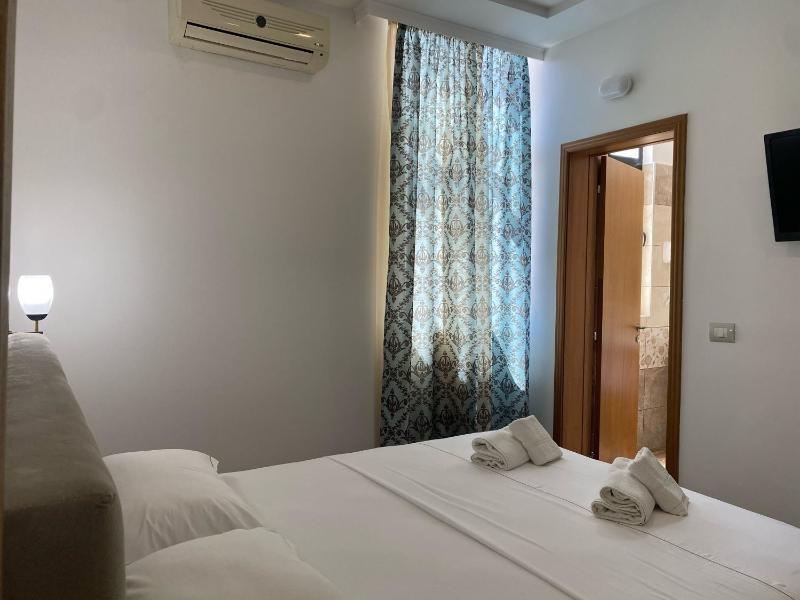 Small Double Room image 2