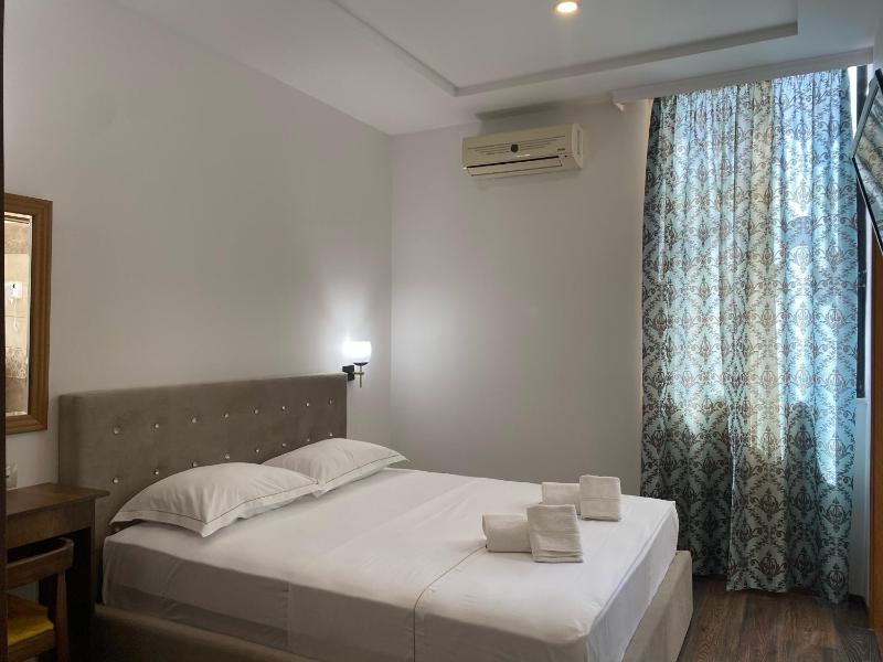 Small Double Room image 3