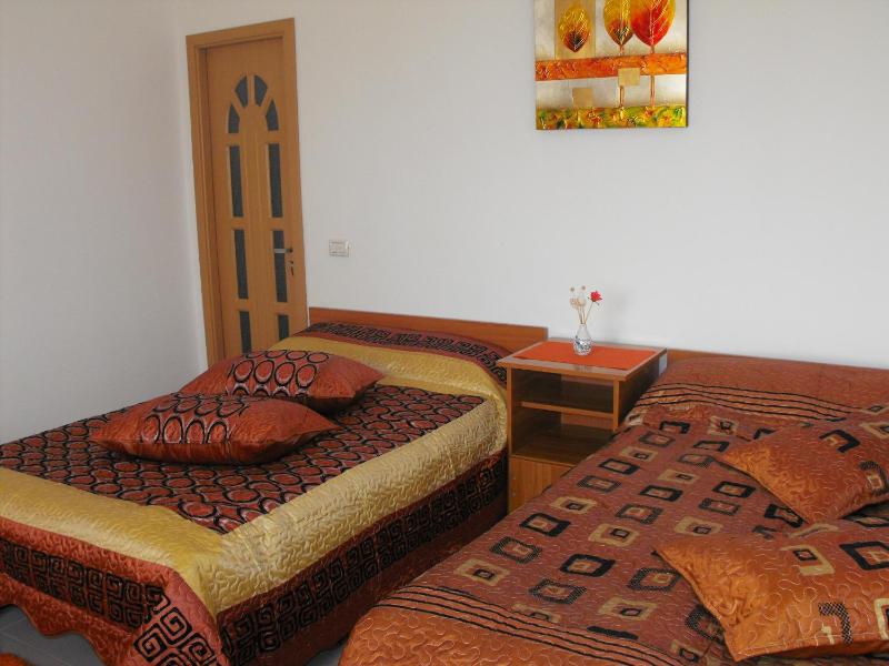 Standard Triple Room image 2