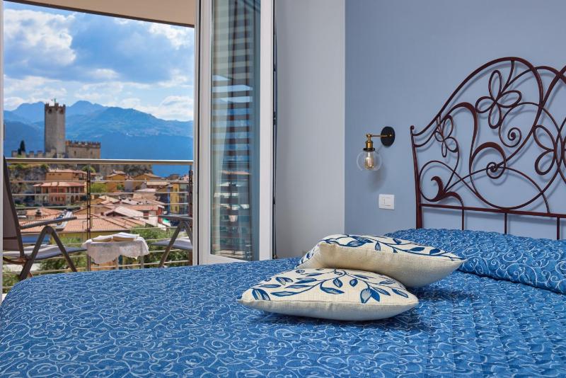 Double Room with Balcony and Lake View image 3