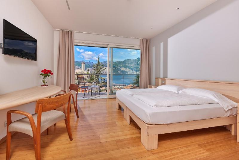 Executive Double with Balcony and Lake View image 3