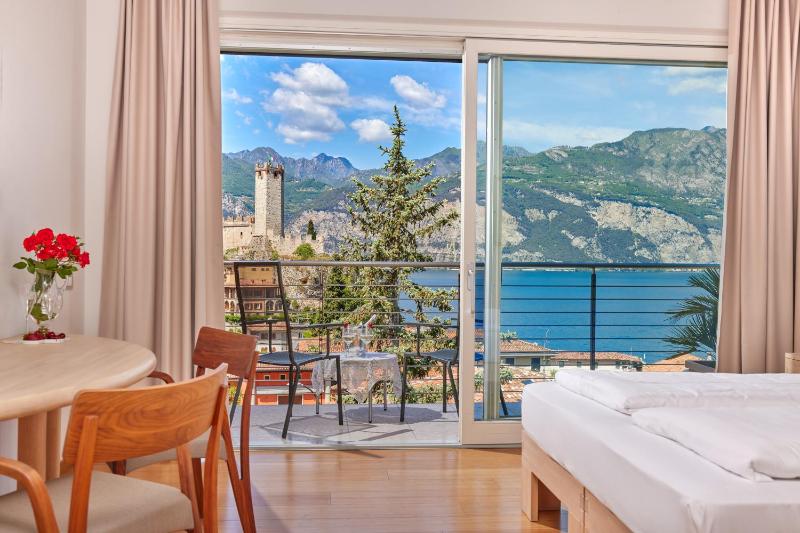Executive Double with Balcony and Lake View image 2