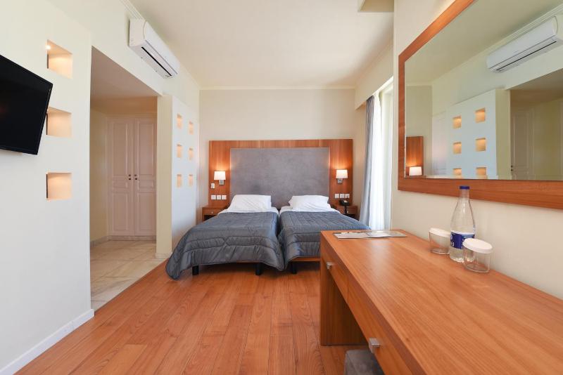 Executive Double or Twin Room with Sea View image 3