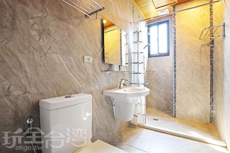 Quadruple Room with Private Bathroom image 1