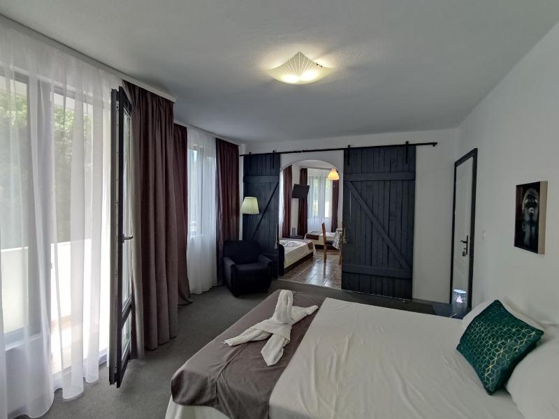 Studio Apartment with Two Terraces image 3