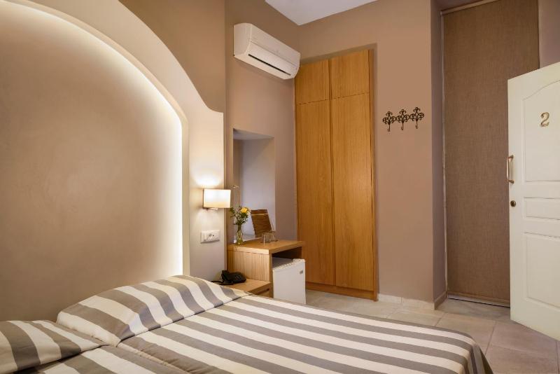 Small Twin Room image 3