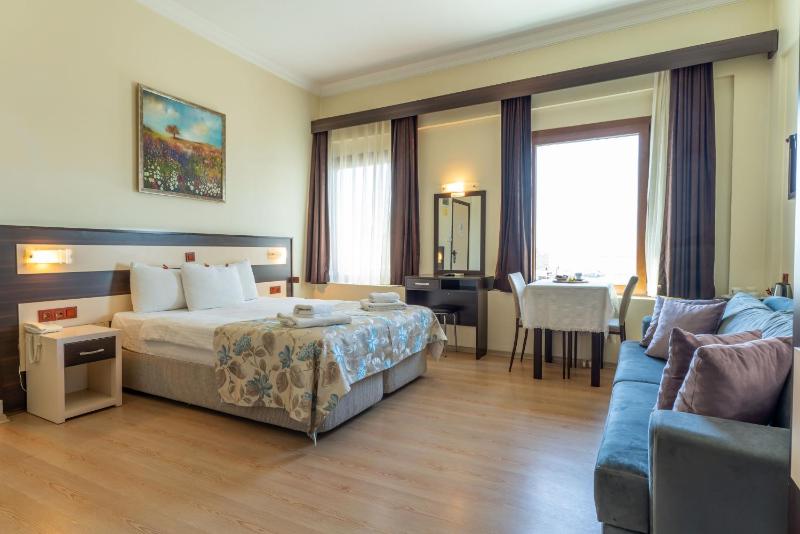 Deluxe Triple Room with Sea View image 4