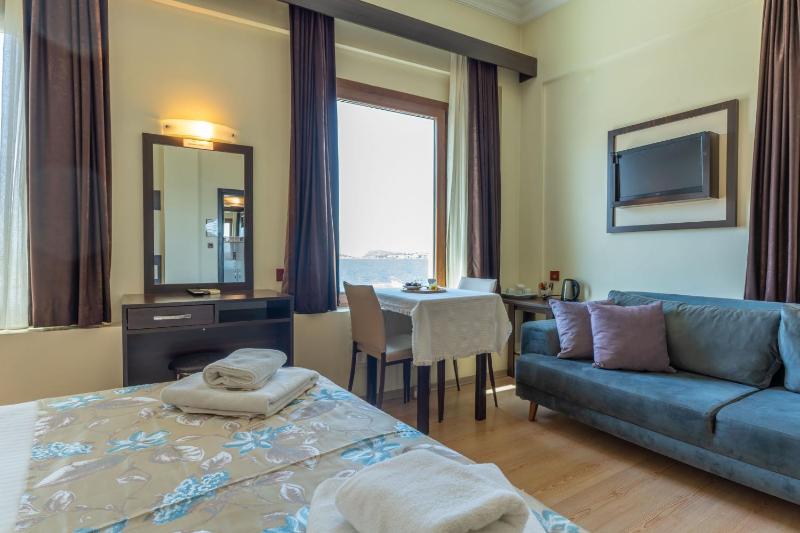 Deluxe Triple Room with Sea View image 3