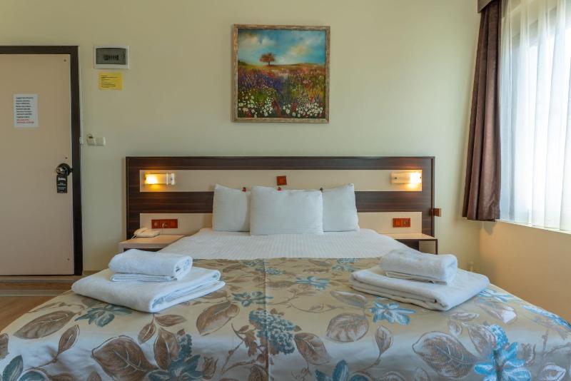 Deluxe Triple Room with Sea View image 1
