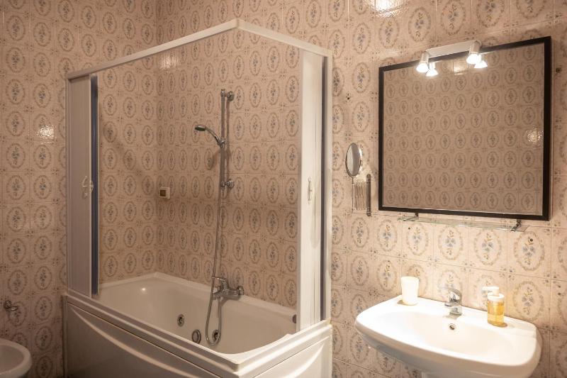 Deluxe Double or Twin Room with Balcony image 2