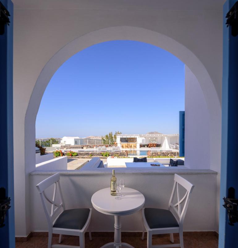 Two-Bedroom Suite with Heated Plunge Pool and Caldera View - Split Level  image 2