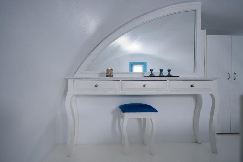 Comfort Suite with Caldera View  image 2