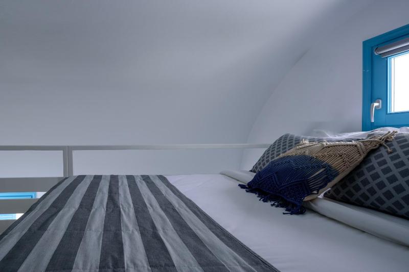Comfort Suite with Caldera View  image 3