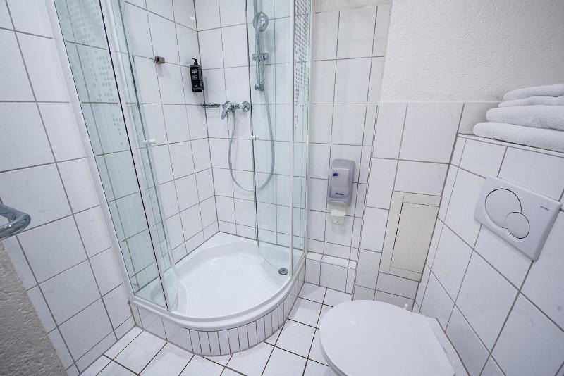 Standard Double Room with One Single Bed image 3