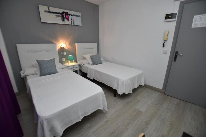 Twin Room image 1