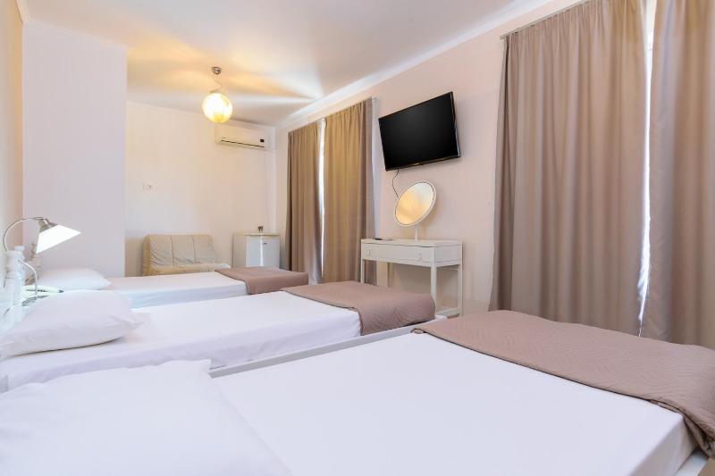 Superior Triple Room image 4