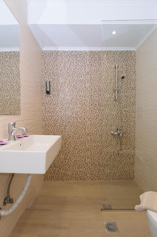 Superior Quadruple Room image 3