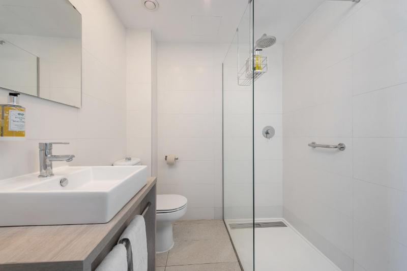 Twin Room with City View image 2