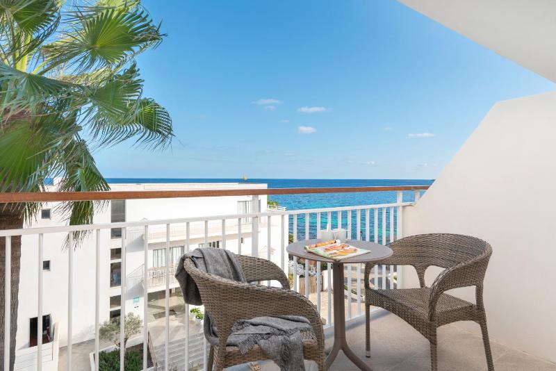 Twin Room with Partial Sea View image 4
