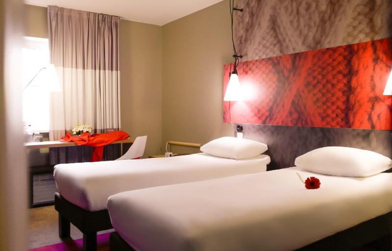 Standard Twin Room with 2 single beds image 3