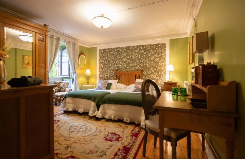 Standard Double Room with Two Double Beds image 1
