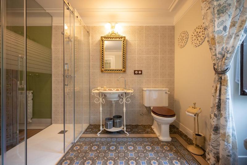 Standard Double Room with Two Double Beds image 2