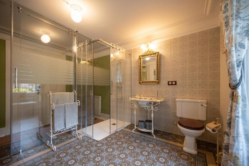 Standard Double Room with Two Double Beds image 4
