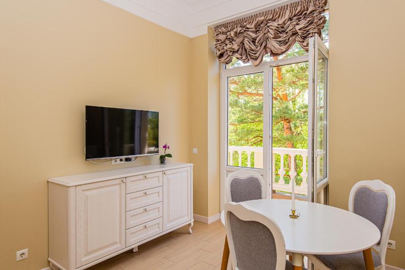 Queen Room with Balcony - Annex image 3