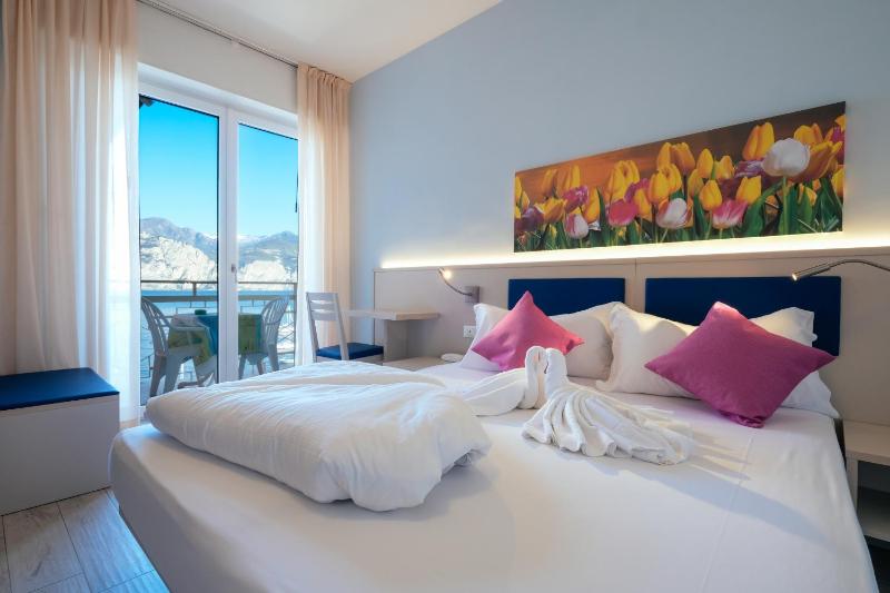 Superior Double Room  with Balcony and Lake View image 3