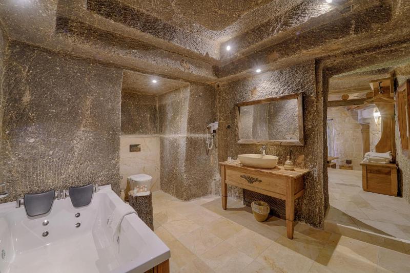 Honeymoon Cave Suite Room image 2