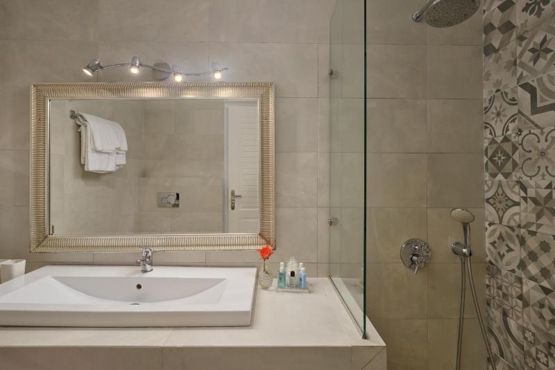 Prestige Double Room with Outdoor Hot Tub and Caldera View image 2