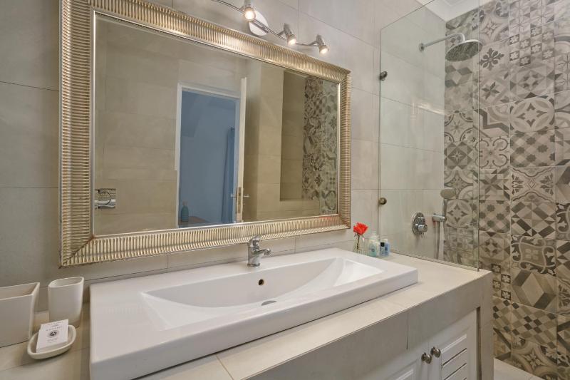 Prestige Double Room with Outdoor Hot Tub and Caldera View image 3