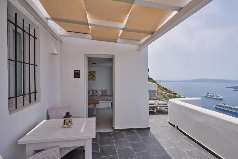 Junior Suite with Caldera View image 2