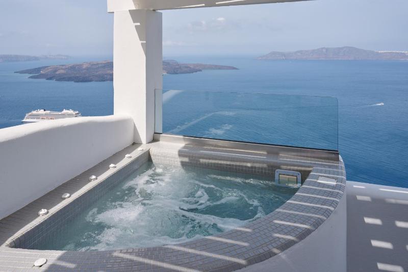 Prestige Double Room with Outdoor Hot Tub and Caldera View image 4