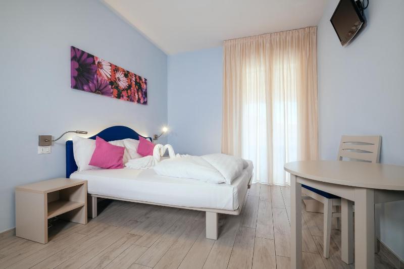 Standard Triple Room with Balcony and Partial Lake View image 4