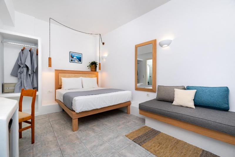 Double Room with Pool View image 1