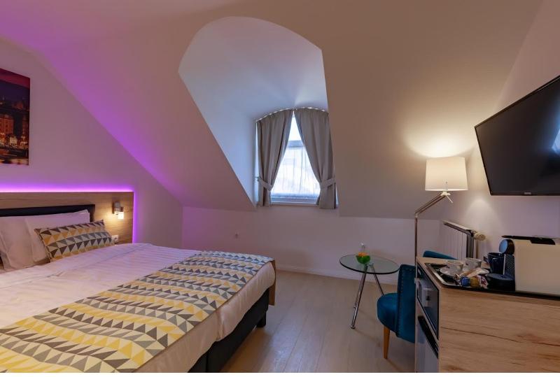 Superior double room with sofa bed image 3