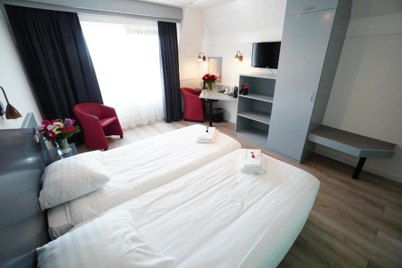 Deluxe Twin Room image 3