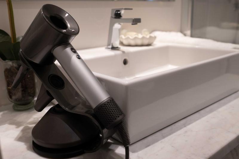 Deluxe Suite with Spa Bath image 3