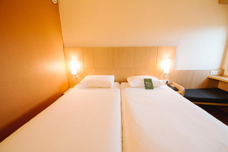 Twin Room with City View image 4