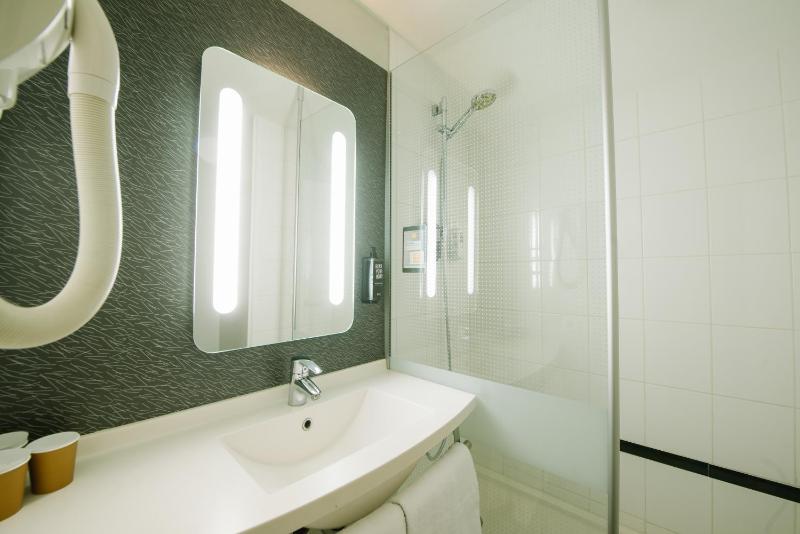 Standard Double Room image 4