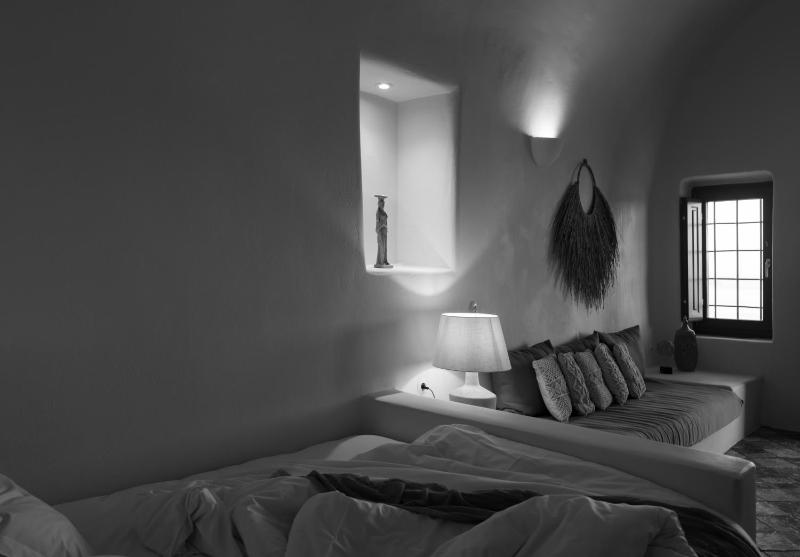 The Architect's Cave House - image 24