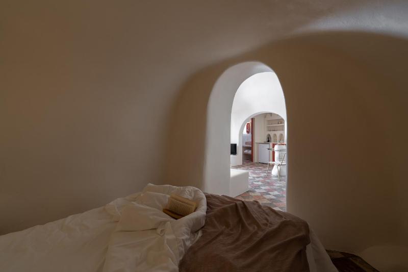 The Architect's Cave House - image 28